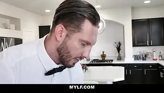 Dövmeli orta yaşlı seksi kadın Rocky Emerson baskın yabancıdan emir alıyor