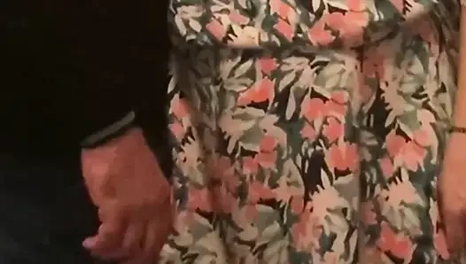 En iyi metro! Ateşli orta yaşlı seksi kadın amına dokunmam için bacaklarını açıyor