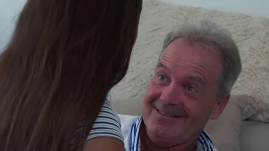 Yaşlı ve genç, büyük memeli genç titjob verir ve yüz cumshot alır