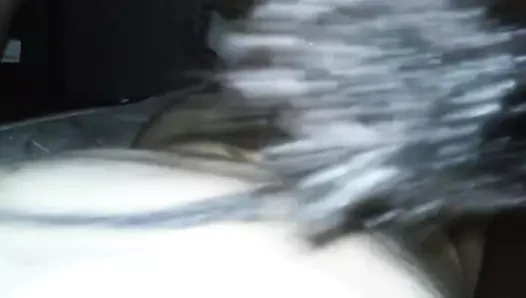 Kanepede siyah kız beyaz adam eğlence