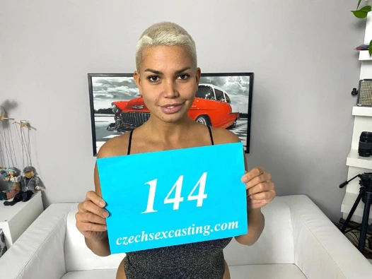 Şaşırtıcı sarışın bebek cinsel becerilerini gösterir