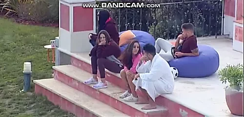Realite şovunda kucak dansı