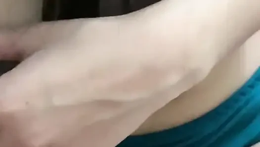 Küçük üvey kız kardeşim mutfakta ilk kez onu sikmemi ve içime boşalmamı istiyor.