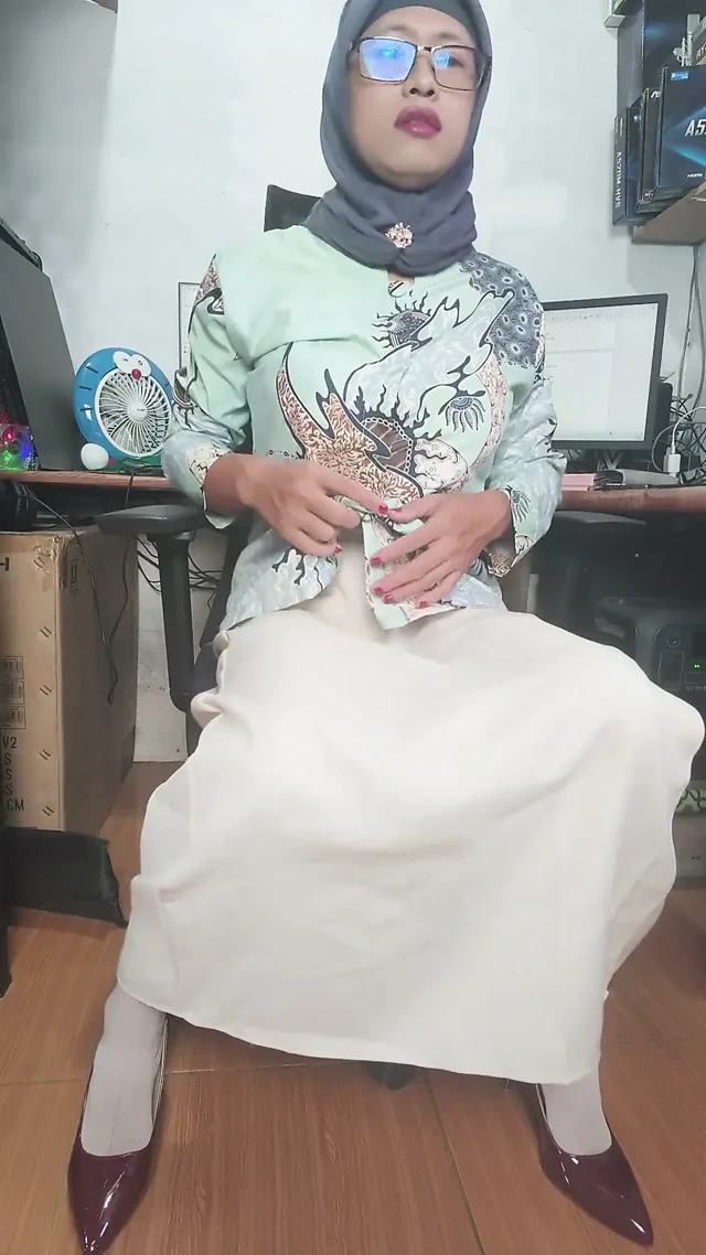 Azgın tesettürlü tesettürlü kadın mastürbasyon yapıyor