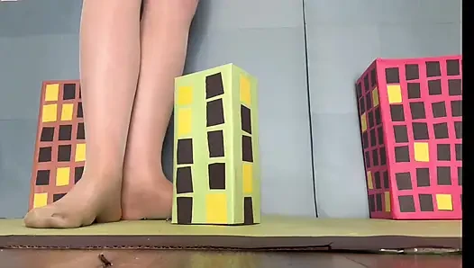 Mayors Giantess asistanı şehri parçalıyor