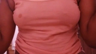 Sütlü göğüsler sıkılmış