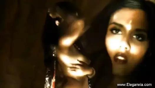 Hint sevgi dolu esmer bebek seduces seni