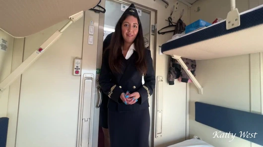 Trende kondüktörümü bölmeme çağırdım ve tatildeyken siktim