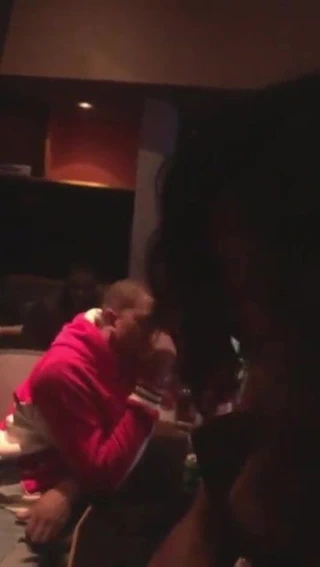 Sıcak siyah kız birlikte şarkı