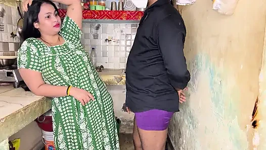 Ateşli hintli kadın mutfak tam gece tutkusuyla karşılaşıyor