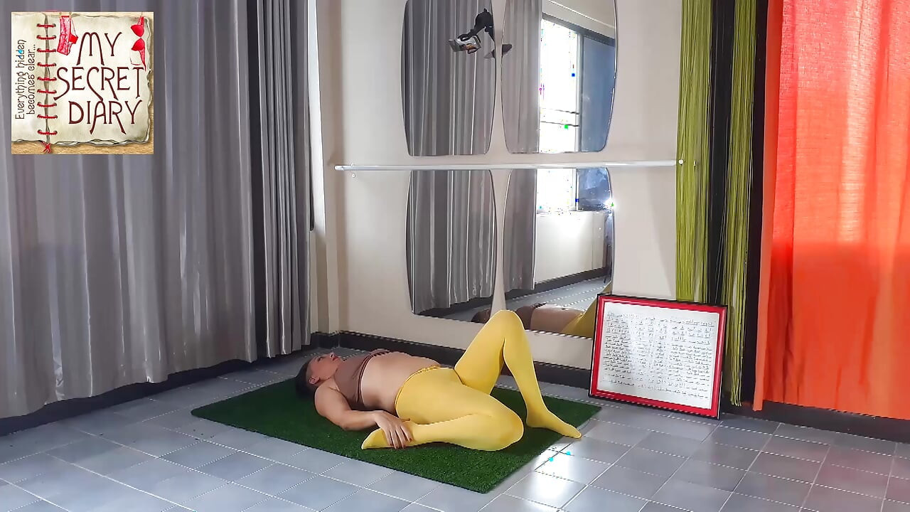 Çıplak yoga derlemesi. Külotlu bir kadın spor salonunda yoga yapıyor. Gizli günlüğüm. s3