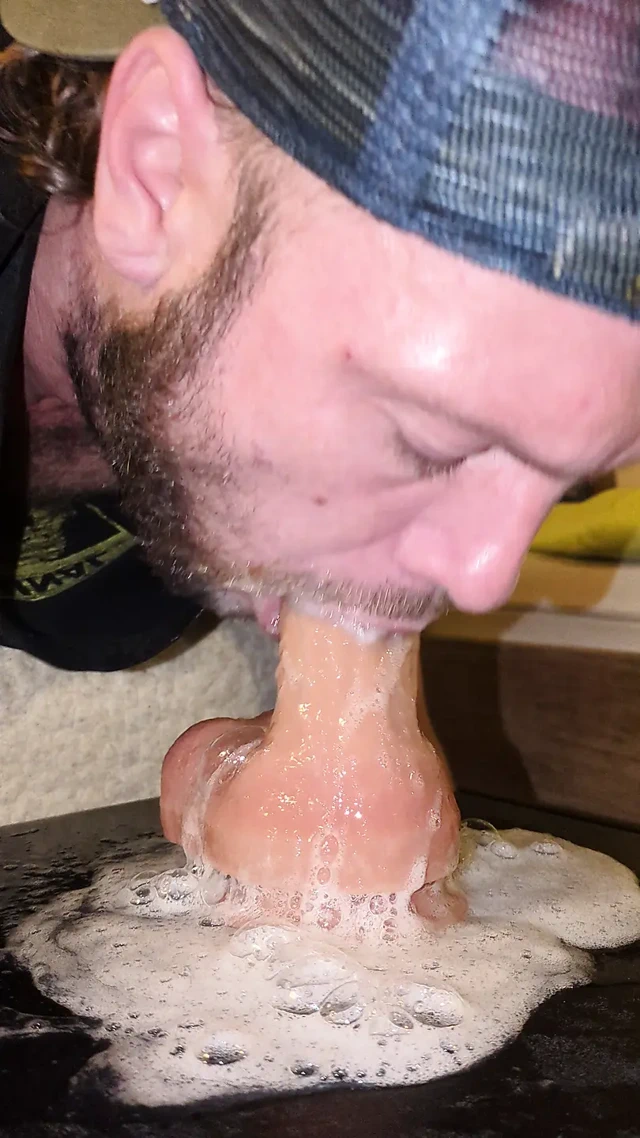 Baloncuklar ve gırtlağına kadar sikişen büyük miktarda tükürük ile oynuyor