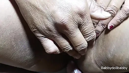 Hintli genç kız her iki delikten de zevk alıyor - yoğun çifte eğlence!.