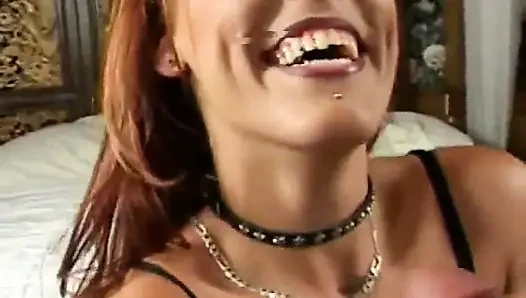 Yüz piercingli dövmeli bebek arkadan erkeklerin yarağını ve götünü emiyor