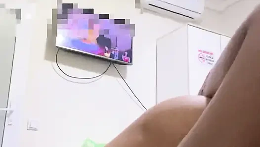 DESI COLLEGE GIRL SEDUCED & FUCKED BY DELIVERY BOY MERE PASS PAISE NAHI HAIN CHUT HAI DELIVERY BOY NE DOOR PE HE CHOD DIYA EP1