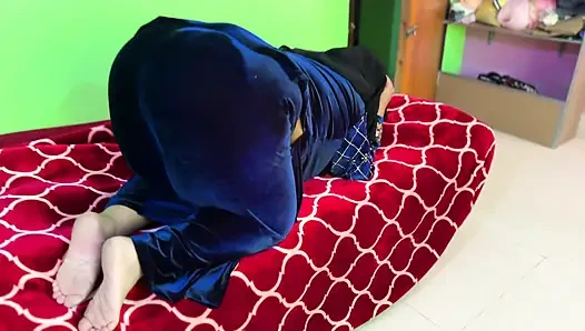 Mısırlı büyük götlü güzel ateşli üvey kız kardeş büyük götünü açıyor sadece sonra üvey erkek kardeşi odasına giriyor ve büyük götünü sikiyor