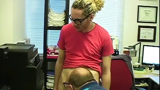 Jasmine'in götüne ihtiyacı var