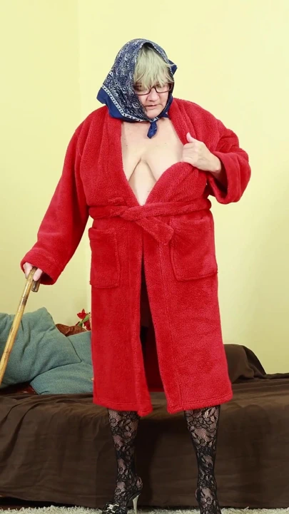 Büyük göbekli nine kıllı çalısını tıraş ediyor