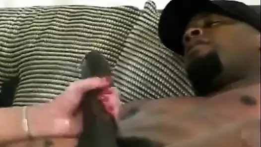 Siyah azgın adam beyaz kızların bacaklarını açıp amını sikiyor