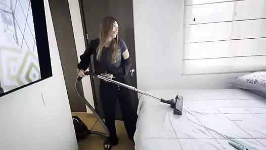 Çalışanımın evi süpürdüğünü görmek beni tahrik ediyor ve bu yüzden onunla makas yapıp külahını yiyorum.