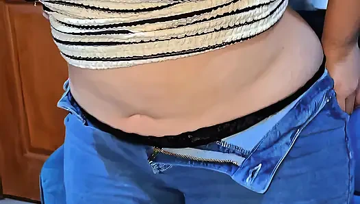 Tombul Nicole soyunuyor ve ıslak amcığını ovuyor