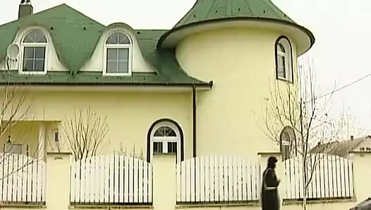 Çekici Alman orta yaşlı seksi kadın ateşli anal sikişten sonra döl yiyor