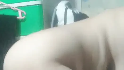Islak ve sıkı amcığını pompalıyor
