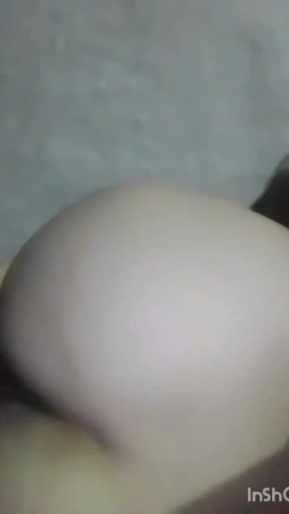Seksi kız yalnız başına seksi videolar izleyerek mastürbasyon yaptı | Klip 1