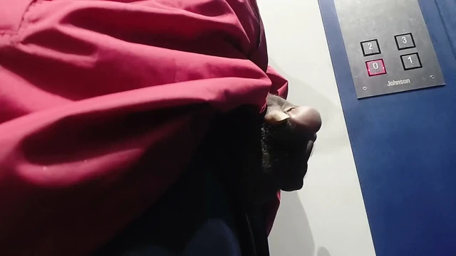 Asansörde kurye oğlan sikini gösteriyor