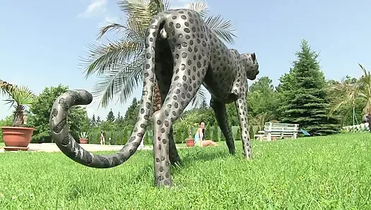 Nicole Vice havuz kenarında seks oyuncaklarının tadını çıkarıyor