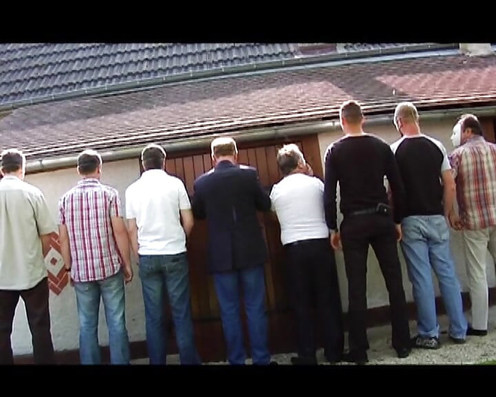 Edepsiz Fransız sarışın açık havada grup sekste sikiliyor ve yüzüne boşalma