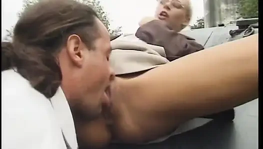 Sarışın azgın orta yaşlı seksi kadın evin dışında seks yapıyor