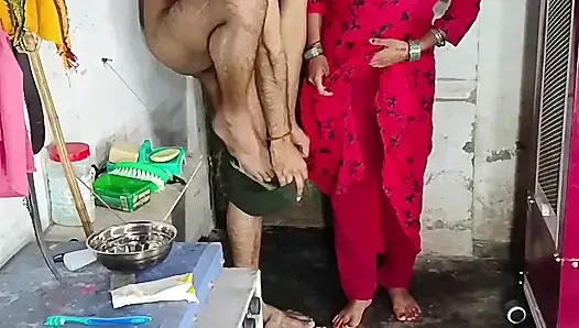 Göt amcık sikiyor yarak emiyor göğüslerini emiyor memeden süt emiyor ve domaltarak yarağa oturuyor ve doğrudan Hintçe seste yatıyor