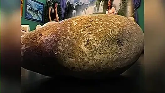 Bukkake grup seks partisinde sürtüklerin üstüne işiyor ve yüzüne sert boşalma