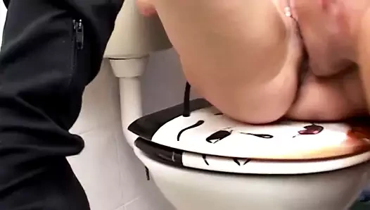 Amatör sikme içinde the banyo ile dövmeli esmer