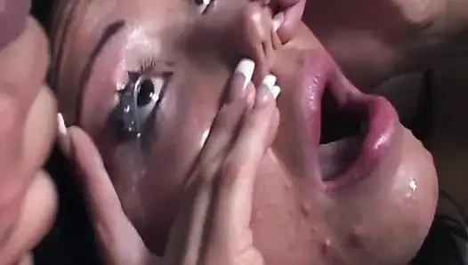 Esmer orta yaşlı seksi kadın birden fazla büyük yarakla dölleniyor