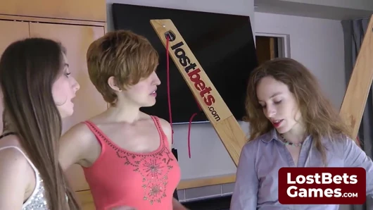 Muhteşem kızlar maçalarda striptiz yapıyor ve amcığını tıraş ediyor