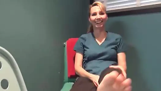 Güzel orta yaşlı seksi kadın mükemmel görüntüsünü filme almak için sapıkça bir zevk veriyor