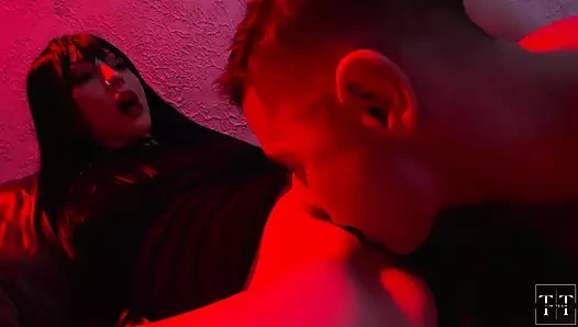 Bir cadı kağıt okuyordu ve bir oral seks iblisi çağırıyordu