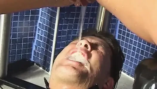 Çekici Fransız sidik bağımlısı sürtük banyoda sikiliyor