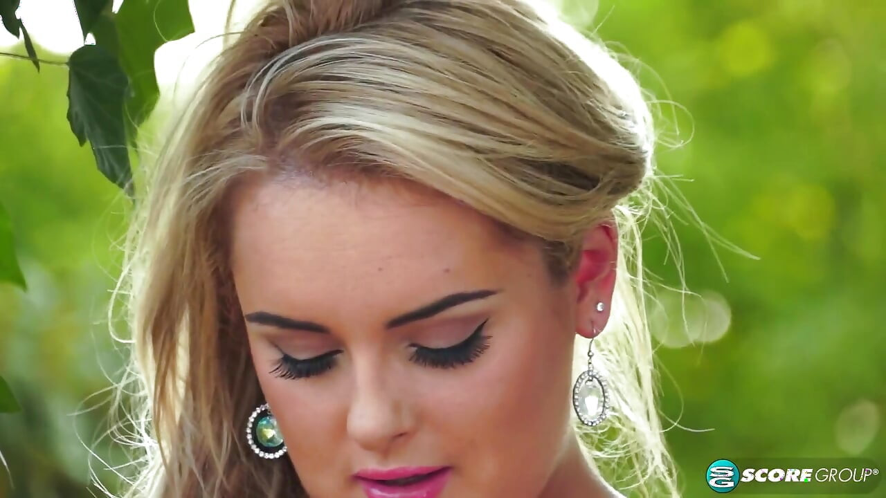 Katie thornton güneşte eğlencesi