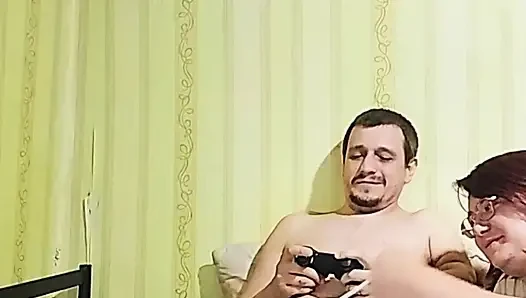 Üvey kız kardeşin meydan okuması oyunun ilk seviyesini geçti