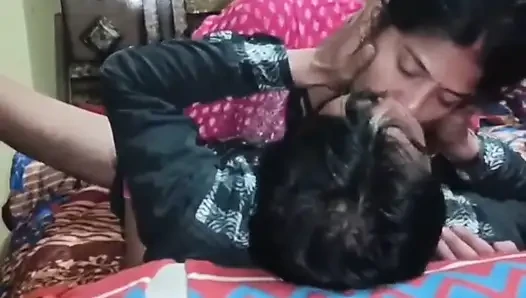 Hintli bakire kız erkek arkadaşı tarafından sert sikiliyor