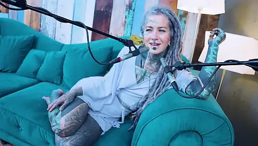R hakkında konuşuyorum - r - r - asmr podcast sfw konuşuyor gotik sıska kız dreadlocks dövmeli model dövmeli kız