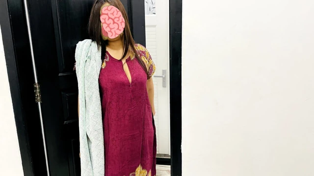 Kocası bir geziye çıkıyor ve hatta evine gelmesi için bir ilişki davet ediyor