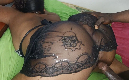 Üvey Kız Kardeşimin En Iyi Arkadaşı, Büyük Köpek Poposuyla Yatağımda Mutlu Noeller Diler