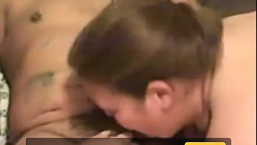 Doğum günü çocuğu pastasını alıyor ve yalıyor!