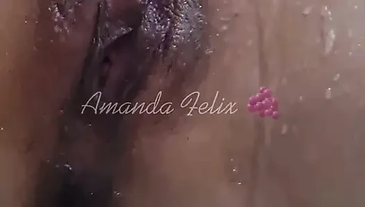 Orta yaşlı seksi kadın banyoda tıraş oluyor - Amanda Felix