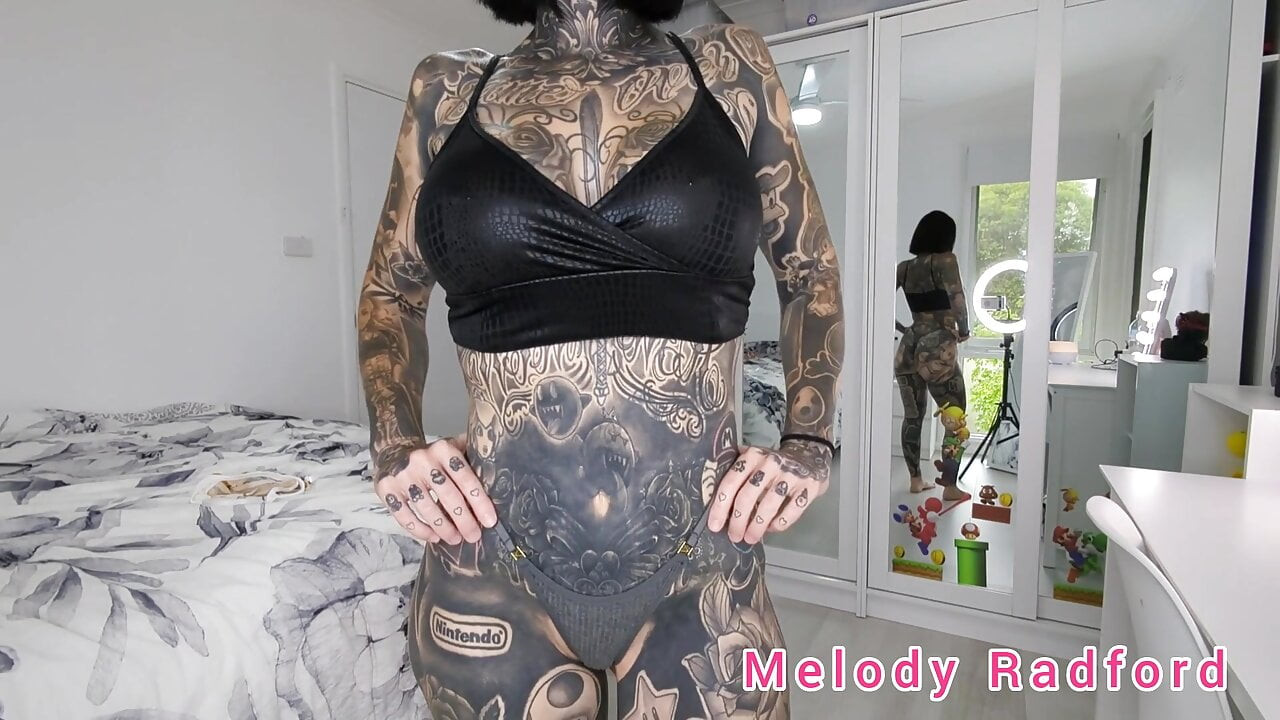 Melody radford'da mikro bikini denemesi