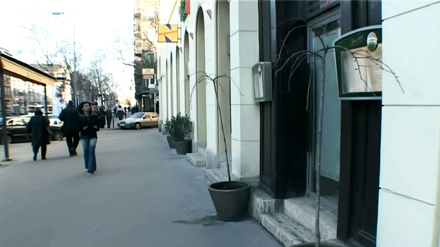 Bar Orospuları Anal Sikiliyor ve Kalın Yüz Boşalmasını Paylaşıyor